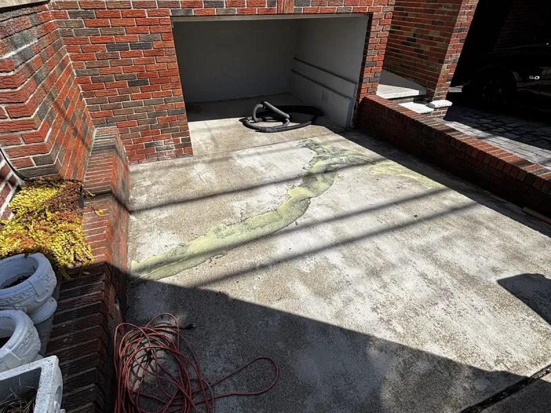 Driveway floor before a Comer & Cross coating